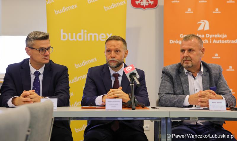 Uczestnicy konferencji prasowej dot. podpisania umowy na zaprojektowanie i budowę obwodnicy Dobiegniewa