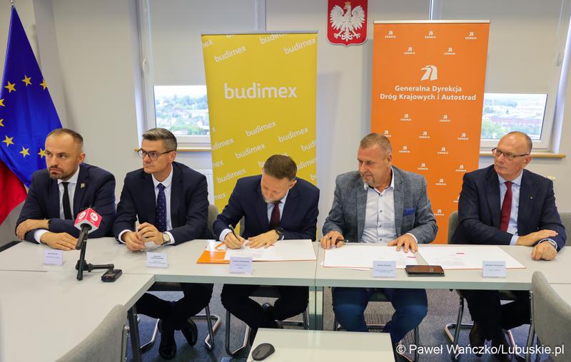 Uczestnicy konferencji prasowej dot. podpisania umowy na zaprojektowanie i budowę obwodnicy Dobiegniewa