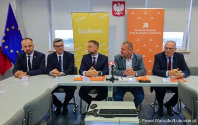 Uczestnicy konferencji prasowej dot. podpisania umowy na zaprojektowanie i budowę obwodnicy Dobiegniewa