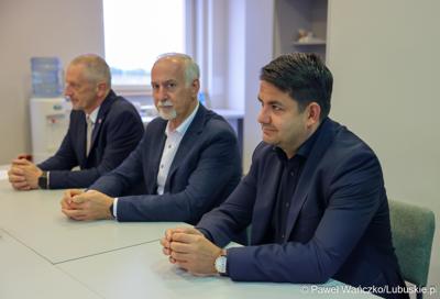 Uczestnicy konferencji prasowej dot. podpisania umowy na zaprojektowanie i budowę obwodnicy Dobiegniewa