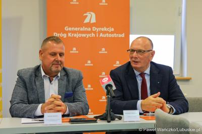 Uczestnicy konferencji prasowej dot. podpisania umowy na zaprojektowanie i budowę obwodnicy Dobiegniewa