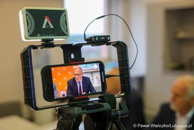 Uczestnicy konferencji prasowej dot. podpisania umowy na zaprojektowanie i budowę obwodnicy Dobiegniewa