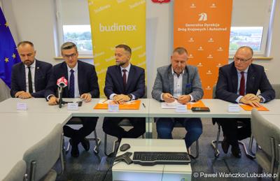 Uczestnicy konferencji prasowej dot. podpisania umowy na zaprojektowanie i budowę obwodnicy Dobiegniewa