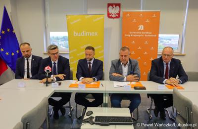 Uczestnicy konferencji prasowej dot. podpisania umowy na zaprojektowanie i budowę obwodnicy Dobiegniewa
