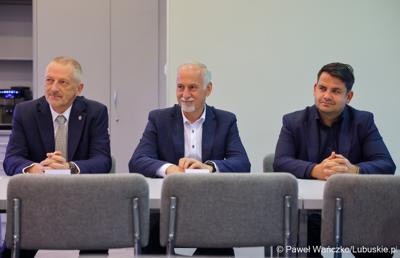 Uczestnicy konferencji prasowej dot. podpisania umowy na zaprojektowanie i budowę obwodnicy Dobiegniewa