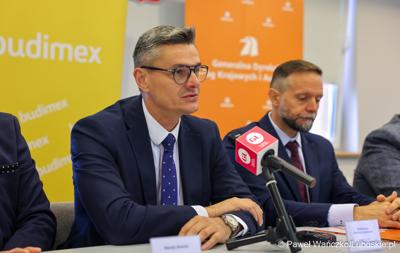 Uczestnicy konferencji prasowej dot. podpisania umowy na zaprojektowanie i budowę obwodnicy Dobiegniewa