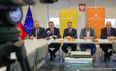Uczestnicy konferencji prasowej dot. podpisania umowy na zaprojektowanie i budowę obwodnicy Dobiegniewa