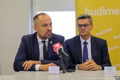 Uczestnicy konferencji prasowej dot. podpisania umowy na zaprojektowanie i budowę obwodnicy Dobiegniewa