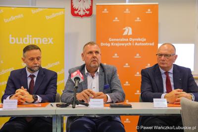 Uczestnicy konferencji prasowej dot. podpisania umowy na zaprojektowanie i budowę obwodnicy Dobiegniewa