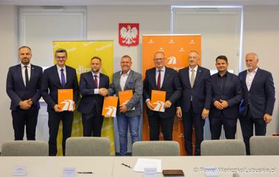 Uczestnicy konferencji prasowej dot. podpisania umowy na zaprojektowanie i budowę obwodnicy Dobiegniewa