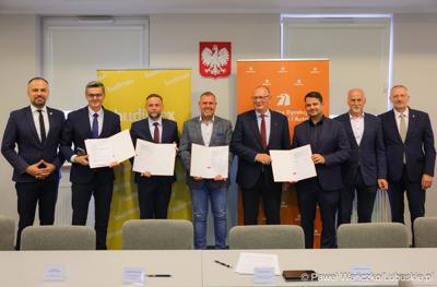 Uczestnicy konferencji prasowej dot. podpisania umowy na zaprojektowanie i budowę obwodnicy Dobiegniewa