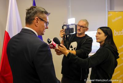 Marszałek Województwa Lubuskiego Sebastian Ciemnoczołowski udziela wywiadu mediom
