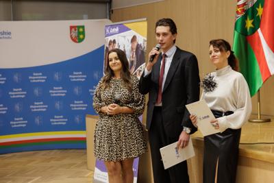 Podczas spotkania uczestnicy panelu podjęli dyskusję o relacjach pomiędzy współczesnym rozumieniem poprawności politycznej a granicami wolności słowa w kontekście humoru i satyry. Rozmawiano o tym, czy rosnąca wrażliwość społeczna i zmieniające się normy kulturowe ograniczają swobodę żartowania, czy raczej inspirują twórców do poszukiwania nowych form wyrazu. Wśród tematów pojawiły się również autocenzura, zjawisko tzw. „cancel culture” oraz rola komedii jako narzędzia krytyki społecznej. Panel był okazją do wymiany poglądów i refleksji nad tym, gdzie dziś przebiegają granice dobrego smaku i wolności artystycznej.