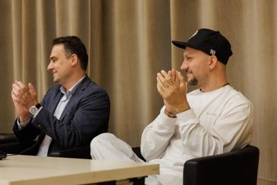Podczas spotkania uczestnicy panelu podjęli dyskusję o relacjach pomiędzy współczesnym rozumieniem poprawności politycznej a granicami wolności słowa w kontekście humoru i satyry. Rozmawiano o tym, czy rosnąca wrażliwość społeczna i zmieniające się normy kulturowe ograniczają swobodę żartowania, czy raczej inspirują twórców do poszukiwania nowych form wyrazu. Wśród tematów pojawiły się również autocenzura, zjawisko tzw. „cancel culture” oraz rola komedii jako narzędzia krytyki społecznej. Panel był okazją do wymiany poglądów i refleksji nad tym, gdzie dziś przebiegają granice dobrego smaku i wolności artystycznej.