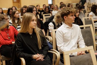 Podczas spotkania uczestnicy panelu podjęli dyskusję o relacjach pomiędzy współczesnym rozumieniem poprawności politycznej a granicami wolności słowa w kontekście humoru i satyry. Rozmawiano o tym, czy rosnąca wrażliwość społeczna i zmieniające się normy kulturowe ograniczają swobodę żartowania, czy raczej inspirują twórców do poszukiwania nowych form wyrazu. Wśród tematów pojawiły się również autocenzura, zjawisko tzw. „cancel culture” oraz rola komedii jako narzędzia krytyki społecznej. Panel był okazją do wymiany poglądów i refleksji nad tym, gdzie dziś przebiegają granice dobrego smaku i wolności artystycznej.