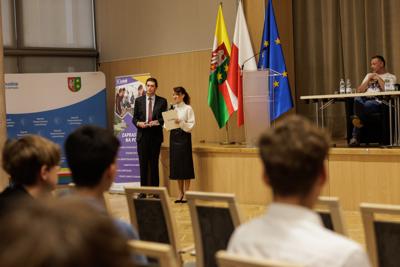 Podczas spotkania uczestnicy panelu podjęli dyskusję o relacjach pomiędzy współczesnym rozumieniem poprawności politycznej a granicami wolności słowa w kontekście humoru i satyry. Rozmawiano o tym, czy rosnąca wrażliwość społeczna i zmieniające się normy kulturowe ograniczają swobodę żartowania, czy raczej inspirują twórców do poszukiwania nowych form wyrazu. Wśród tematów pojawiły się również autocenzura, zjawisko tzw. „cancel culture” oraz rola komedii jako narzędzia krytyki społecznej. Panel był okazją do wymiany poglądów i refleksji nad tym, gdzie dziś przebiegają granice dobrego smaku i wolności artystycznej.