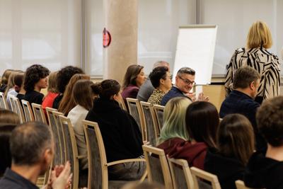Podczas spotkania uczestnicy panelu podjęli dyskusję o relacjach pomiędzy współczesnym rozumieniem poprawności politycznej a granicami wolności słowa w kontekście humoru i satyry. Rozmawiano o tym, czy rosnąca wrażliwość społeczna i zmieniające się normy kulturowe ograniczają swobodę żartowania, czy raczej inspirują twórców do poszukiwania nowych form wyrazu. Wśród tematów pojawiły się również autocenzura, zjawisko tzw. „cancel culture” oraz rola komedii jako narzędzia krytyki społecznej. Panel był okazją do wymiany poglądów i refleksji nad tym, gdzie dziś przebiegają granice dobrego smaku i wolności artystycznej.