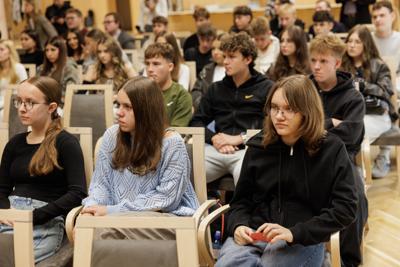 Podczas spotkania uczestnicy panelu podjęli dyskusję o relacjach pomiędzy współczesnym rozumieniem poprawności politycznej a granicami wolności słowa w kontekście humoru i satyry. Rozmawiano o tym, czy rosnąca wrażliwość społeczna i zmieniające się normy kulturowe ograniczają swobodę żartowania, czy raczej inspirują twórców do poszukiwania nowych form wyrazu. Wśród tematów pojawiły się również autocenzura, zjawisko tzw. „cancel culture” oraz rola komedii jako narzędzia krytyki społecznej. Panel był okazją do wymiany poglądów i refleksji nad tym, gdzie dziś przebiegają granice dobrego smaku i wolności artystycznej.