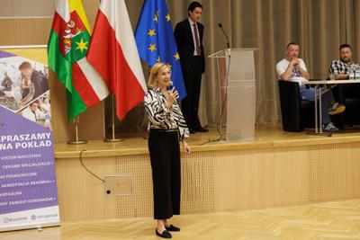 Podczas spotkania uczestnicy panelu podjęli dyskusję o relacjach pomiędzy współczesnym rozumieniem poprawności politycznej a granicami wolności słowa w kontekście humoru i satyry. Rozmawiano o tym, czy rosnąca wrażliwość społeczna i zmieniające się normy kulturowe ograniczają swobodę żartowania, czy raczej inspirują twórców do poszukiwania nowych form wyrazu. Wśród tematów pojawiły się również autocenzura, zjawisko tzw. „cancel culture” oraz rola komedii jako narzędzia krytyki społecznej. Panel był okazją do wymiany poglądów i refleksji nad tym, gdzie dziś przebiegają granice dobrego smaku i wolności artystycznej.
