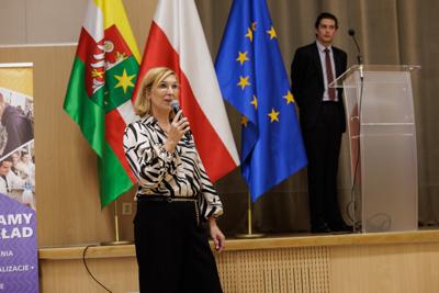 Podczas spotkania uczestnicy panelu podjęli dyskusję o relacjach pomiędzy współczesnym rozumieniem poprawności politycznej a granicami wolności słowa w kontekście humoru i satyry. Rozmawiano o tym, czy rosnąca wrażliwość społeczna i zmieniające się normy kulturowe ograniczają swobodę żartowania, czy raczej inspirują twórców do poszukiwania nowych form wyrazu. Wśród tematów pojawiły się również autocenzura, zjawisko tzw. „cancel culture” oraz rola komedii jako narzędzia krytyki społecznej. Panel był okazją do wymiany poglądów i refleksji nad tym, gdzie dziś przebiegają granice dobrego smaku i wolności artystycznej.