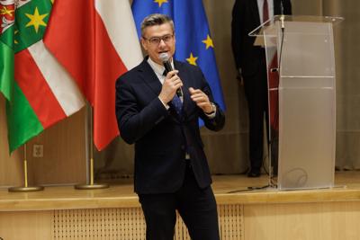 Podczas spotkania uczestnicy panelu podjęli dyskusję o relacjach pomiędzy współczesnym rozumieniem poprawności politycznej a granicami wolności słowa w kontekście humoru i satyry. Rozmawiano o tym, czy rosnąca wrażliwość społeczna i zmieniające się normy kulturowe ograniczają swobodę żartowania, czy raczej inspirują twórców do poszukiwania nowych form wyrazu. Wśród tematów pojawiły się również autocenzura, zjawisko tzw. „cancel culture” oraz rola komedii jako narzędzia krytyki społecznej. Panel był okazją do wymiany poglądów i refleksji nad tym, gdzie dziś przebiegają granice dobrego smaku i wolności artystycznej.