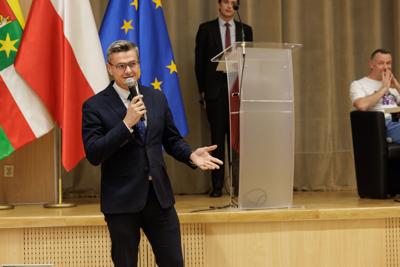 Podczas spotkania uczestnicy panelu podjęli dyskusję o relacjach pomiędzy współczesnym rozumieniem poprawności politycznej a granicami wolności słowa w kontekście humoru i satyry. Rozmawiano o tym, czy rosnąca wrażliwość społeczna i zmieniające się normy kulturowe ograniczają swobodę żartowania, czy raczej inspirują twórców do poszukiwania nowych form wyrazu. Wśród tematów pojawiły się również autocenzura, zjawisko tzw. „cancel culture” oraz rola komedii jako narzędzia krytyki społecznej. Panel był okazją do wymiany poglądów i refleksji nad tym, gdzie dziś przebiegają granice dobrego smaku i wolności artystycznej.