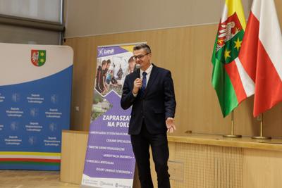 Podczas spotkania uczestnicy panelu podjęli dyskusję o relacjach pomiędzy współczesnym rozumieniem poprawności politycznej a granicami wolności słowa w kontekście humoru i satyry. Rozmawiano o tym, czy rosnąca wrażliwość społeczna i zmieniające się normy kulturowe ograniczają swobodę żartowania, czy raczej inspirują twórców do poszukiwania nowych form wyrazu. Wśród tematów pojawiły się również autocenzura, zjawisko tzw. „cancel culture” oraz rola komedii jako narzędzia krytyki społecznej. Panel był okazją do wymiany poglądów i refleksji nad tym, gdzie dziś przebiegają granice dobrego smaku i wolności artystycznej.