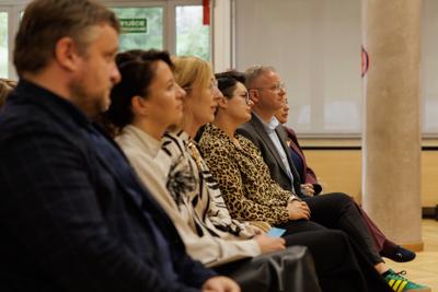 Podczas spotkania uczestnicy panelu podjęli dyskusję o relacjach pomiędzy współczesnym rozumieniem poprawności politycznej a granicami wolności słowa w kontekście humoru i satyry. Rozmawiano o tym, czy rosnąca wrażliwość społeczna i zmieniające się normy kulturowe ograniczają swobodę żartowania, czy raczej inspirują twórców do poszukiwania nowych form wyrazu. Wśród tematów pojawiły się również autocenzura, zjawisko tzw. „cancel culture” oraz rola komedii jako narzędzia krytyki społecznej. Panel był okazją do wymiany poglądów i refleksji nad tym, gdzie dziś przebiegają granice dobrego smaku i wolności artystycznej.