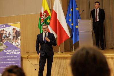 Podczas spotkania uczestnicy panelu podjęli dyskusję o relacjach pomiędzy współczesnym rozumieniem poprawności politycznej a granicami wolności słowa w kontekście humoru i satyry. Rozmawiano o tym, czy rosnąca wrażliwość społeczna i zmieniające się normy kulturowe ograniczają swobodę żartowania, czy raczej inspirują twórców do poszukiwania nowych form wyrazu. Wśród tematów pojawiły się również autocenzura, zjawisko tzw. „cancel culture” oraz rola komedii jako narzędzia krytyki społecznej. Panel był okazją do wymiany poglądów i refleksji nad tym, gdzie dziś przebiegają granice dobrego smaku i wolności artystycznej.
