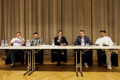 Podczas spotkania uczestnicy panelu podjęli dyskusję o relacjach pomiędzy współczesnym rozumieniem poprawności politycznej a granicami wolności słowa w kontekście humoru i satyry. Rozmawiano o tym, czy rosnąca wrażliwość społeczna i zmieniające się normy kulturowe ograniczają swobodę żartowania, czy raczej inspirują twórców do poszukiwania nowych form wyrazu. Wśród tematów pojawiły się również autocenzura, zjawisko tzw. „cancel culture” oraz rola komedii jako narzędzia krytyki społecznej. Panel był okazją do wymiany poglądów i refleksji nad tym, gdzie dziś przebiegają granice dobrego smaku i wolności artystycznej.