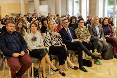 Podczas spotkania uczestnicy panelu podjęli dyskusję o relacjach pomiędzy współczesnym rozumieniem poprawności politycznej a granicami wolności słowa w kontekście humoru i satyry. Rozmawiano o tym, czy rosnąca wrażliwość społeczna i zmieniające się normy kulturowe ograniczają swobodę żartowania, czy raczej inspirują twórców do poszukiwania nowych form wyrazu. Wśród tematów pojawiły się również autocenzura, zjawisko tzw. „cancel culture” oraz rola komedii jako narzędzia krytyki społecznej. Panel był okazją do wymiany poglądów i refleksji nad tym, gdzie dziś przebiegają granice dobrego smaku i wolności artystycznej.