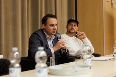 Podczas spotkania uczestnicy panelu podjęli dyskusję o relacjach pomiędzy współczesnym rozumieniem poprawności politycznej a granicami wolności słowa w kontekście humoru i satyry. Rozmawiano o tym, czy rosnąca wrażliwość społeczna i zmieniające się normy kulturowe ograniczają swobodę żartowania, czy raczej inspirują twórców do poszukiwania nowych form wyrazu. Wśród tematów pojawiły się również autocenzura, zjawisko tzw. „cancel culture” oraz rola komedii jako narzędzia krytyki społecznej. Panel był okazją do wymiany poglądów i refleksji nad tym, gdzie dziś przebiegają granice dobrego smaku i wolności artystycznej.