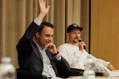 Podczas spotkania uczestnicy panelu podjęli dyskusję o relacjach pomiędzy współczesnym rozumieniem poprawności politycznej a granicami wolności słowa w kontekście humoru i satyry. Rozmawiano o tym, czy rosnąca wrażliwość społeczna i zmieniające się normy kulturowe ograniczają swobodę żartowania, czy raczej inspirują twórców do poszukiwania nowych form wyrazu. Wśród tematów pojawiły się również autocenzura, zjawisko tzw. „cancel culture” oraz rola komedii jako narzędzia krytyki społecznej. Panel był okazją do wymiany poglądów i refleksji nad tym, gdzie dziś przebiegają granice dobrego smaku i wolności artystycznej.