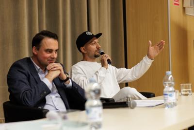 Podczas spotkania uczestnicy panelu podjęli dyskusję o relacjach pomiędzy współczesnym rozumieniem poprawności politycznej a granicami wolności słowa w kontekście humoru i satyry. Rozmawiano o tym, czy rosnąca wrażliwość społeczna i zmieniające się normy kulturowe ograniczają swobodę żartowania, czy raczej inspirują twórców do poszukiwania nowych form wyrazu. Wśród tematów pojawiły się również autocenzura, zjawisko tzw. „cancel culture” oraz rola komedii jako narzędzia krytyki społecznej. Panel był okazją do wymiany poglądów i refleksji nad tym, gdzie dziś przebiegają granice dobrego smaku i wolności artystycznej.