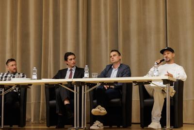 Podczas spotkania uczestnicy panelu podjęli dyskusję o relacjach pomiędzy współczesnym rozumieniem poprawności politycznej a granicami wolności słowa w kontekście humoru i satyry. Rozmawiano o tym, czy rosnąca wrażliwość społeczna i zmieniające się normy kulturowe ograniczają swobodę żartowania, czy raczej inspirują twórców do poszukiwania nowych form wyrazu. Wśród tematów pojawiły się również autocenzura, zjawisko tzw. „cancel culture” oraz rola komedii jako narzędzia krytyki społecznej. Panel był okazją do wymiany poglądów i refleksji nad tym, gdzie dziś przebiegają granice dobrego smaku i wolności artystycznej.
