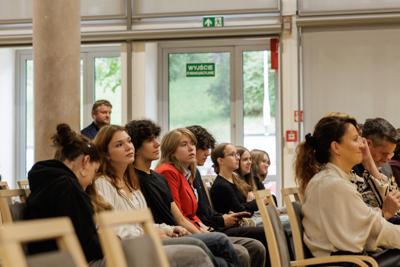 Podczas spotkania uczestnicy panelu podjęli dyskusję o relacjach pomiędzy współczesnym rozumieniem poprawności politycznej a granicami wolności słowa w kontekście humoru i satyry. Rozmawiano o tym, czy rosnąca wrażliwość społeczna i zmieniające się normy kulturowe ograniczają swobodę żartowania, czy raczej inspirują twórców do poszukiwania nowych form wyrazu. Wśród tematów pojawiły się również autocenzura, zjawisko tzw. „cancel culture” oraz rola komedii jako narzędzia krytyki społecznej. Panel był okazją do wymiany poglądów i refleksji nad tym, gdzie dziś przebiegają granice dobrego smaku i wolności artystycznej.
