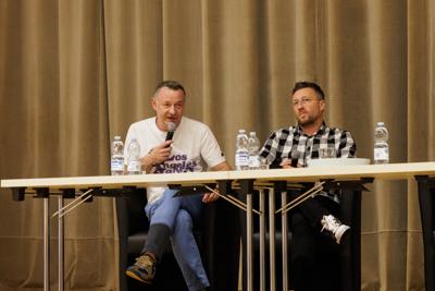 Podczas spotkania uczestnicy panelu podjęli dyskusję o relacjach pomiędzy współczesnym rozumieniem poprawności politycznej a granicami wolności słowa w kontekście humoru i satyry. Rozmawiano o tym, czy rosnąca wrażliwość społeczna i zmieniające się normy kulturowe ograniczają swobodę żartowania, czy raczej inspirują twórców do poszukiwania nowych form wyrazu. Wśród tematów pojawiły się również autocenzura, zjawisko tzw. „cancel culture” oraz rola komedii jako narzędzia krytyki społecznej. Panel był okazją do wymiany poglądów i refleksji nad tym, gdzie dziś przebiegają granice dobrego smaku i wolności artystycznej.