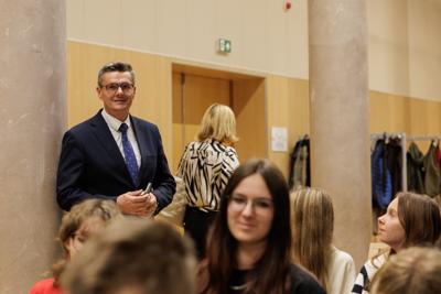 Podczas spotkania uczestnicy panelu podjęli dyskusję o relacjach pomiędzy współczesnym rozumieniem poprawności politycznej a granicami wolności słowa w kontekście humoru i satyry. Rozmawiano o tym, czy rosnąca wrażliwość społeczna i zmieniające się normy kulturowe ograniczają swobodę żartowania, czy raczej inspirują twórców do poszukiwania nowych form wyrazu. Wśród tematów pojawiły się również autocenzura, zjawisko tzw. „cancel culture” oraz rola komedii jako narzędzia krytyki społecznej. Panel był okazją do wymiany poglądów i refleksji nad tym, gdzie dziś przebiegają granice dobrego smaku i wolności artystycznej.