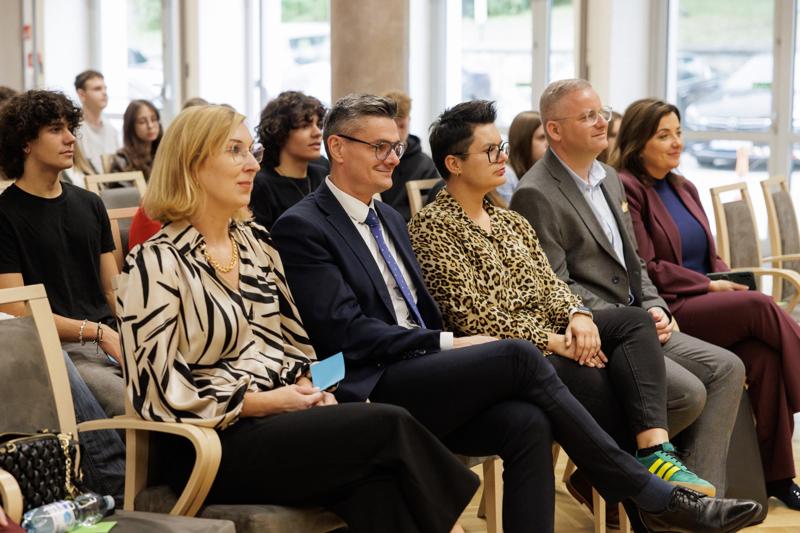 Podczas spotkania uczestnicy panelu podjęli dyskusję o relacjach pomiędzy współczesnym rozumieniem poprawności politycznej a granicami wolności słowa w kontekście humoru i satyry. Rozmawiano o tym, czy rosnąca wrażliwość społeczna i zmieniające się normy kulturowe ograniczają swobodę żartowania, czy raczej inspirują twórców do poszukiwania nowych form wyrazu. Wśród tematów pojawiły się również autocenzura, zjawisko tzw. „cancel culture” oraz rola komedii jako narzędzia krytyki społecznej. Panel był okazją do wymiany poglądów i refleksji nad tym, gdzie dziś przebiegają granice dobrego smaku i wolności artystycznej.