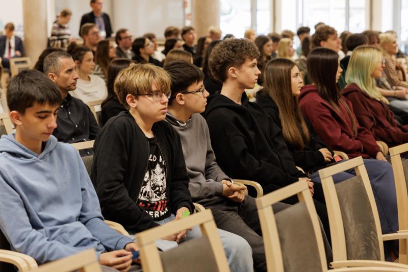 Podczas spotkania uczestnicy panelu podjęli dyskusję o relacjach pomiędzy współczesnym rozumieniem poprawności politycznej a granicami wolności słowa w kontekście humoru i satyry. Rozmawiano o tym, czy rosnąca wrażliwość społeczna i zmieniające się normy kulturowe ograniczają swobodę żartowania, czy raczej inspirują twórców do poszukiwania nowych form wyrazu. Wśród tematów pojawiły się również autocenzura, zjawisko tzw. „cancel culture” oraz rola komedii jako narzędzia krytyki społecznej. Panel był okazją do wymiany poglądów i refleksji nad tym, gdzie dziś przebiegają granice dobrego smaku i wolności artystycznej.