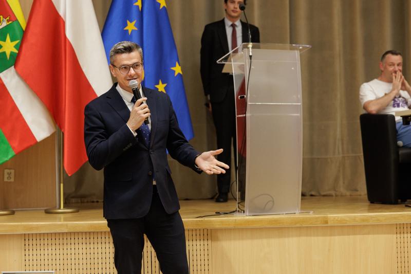 Podczas spotkania uczestnicy panelu podjęli dyskusję o relacjach pomiędzy współczesnym rozumieniem poprawności politycznej a granicami wolności słowa w kontekście humoru i satyry. Rozmawiano o tym, czy rosnąca wrażliwość społeczna i zmieniające się normy kulturowe ograniczają swobodę żartowania, czy raczej inspirują twórców do poszukiwania nowych form wyrazu. Wśród tematów pojawiły się również autocenzura, zjawisko tzw. „cancel culture” oraz rola komedii jako narzędzia krytyki społecznej. Panel był okazją do wymiany poglądów i refleksji nad tym, gdzie dziś przebiegają granice dobrego smaku i wolności artystycznej.