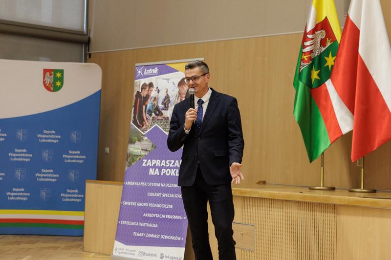 Podczas spotkania uczestnicy panelu podjęli dyskusję o relacjach pomiędzy współczesnym rozumieniem poprawności politycznej a granicami wolności słowa w kontekście humoru i satyry. Rozmawiano o tym, czy rosnąca wrażliwość społeczna i zmieniające się normy kulturowe ograniczają swobodę żartowania, czy raczej inspirują twórców do poszukiwania nowych form wyrazu. Wśród tematów pojawiły się również autocenzura, zjawisko tzw. „cancel culture” oraz rola komedii jako narzędzia krytyki społecznej. Panel był okazją do wymiany poglądów i refleksji nad tym, gdzie dziś przebiegają granice dobrego smaku i wolności artystycznej.