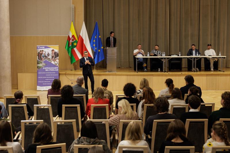 Podczas spotkania uczestnicy panelu podjęli dyskusję o relacjach pomiędzy współczesnym rozumieniem poprawności politycznej a granicami wolności słowa w kontekście humoru i satyry. Rozmawiano o tym, czy rosnąca wrażliwość społeczna i zmieniające się normy kulturowe ograniczają swobodę żartowania, czy raczej inspirują twórców do poszukiwania nowych form wyrazu. Wśród tematów pojawiły się również autocenzura, zjawisko tzw. „cancel culture” oraz rola komedii jako narzędzia krytyki społecznej. Panel był okazją do wymiany poglądów i refleksji nad tym, gdzie dziś przebiegają granice dobrego smaku i wolności artystycznej.