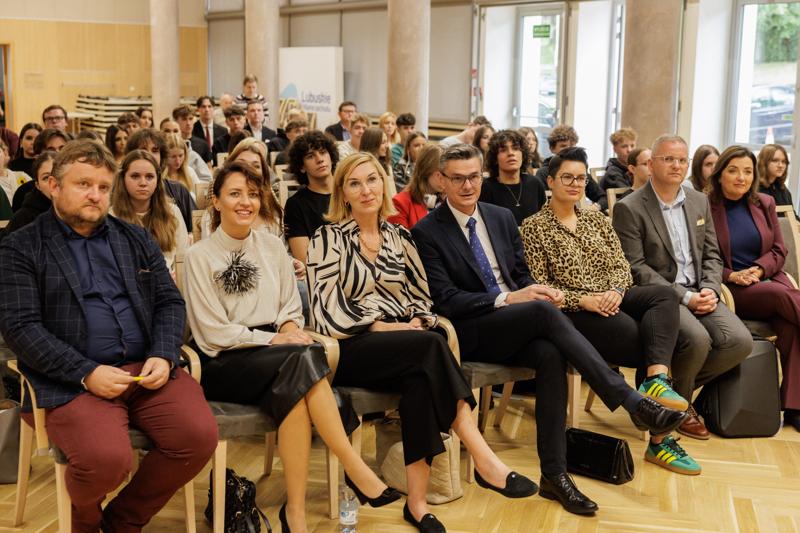 Podczas spotkania uczestnicy panelu podjęli dyskusję o relacjach pomiędzy współczesnym rozumieniem poprawności politycznej a granicami wolności słowa w kontekście humoru i satyry. Rozmawiano o tym, czy rosnąca wrażliwość społeczna i zmieniające się normy kulturowe ograniczają swobodę żartowania, czy raczej inspirują twórców do poszukiwania nowych form wyrazu. Wśród tematów pojawiły się również autocenzura, zjawisko tzw. „cancel culture” oraz rola komedii jako narzędzia krytyki społecznej. Panel był okazją do wymiany poglądów i refleksji nad tym, gdzie dziś przebiegają granice dobrego smaku i wolności artystycznej.