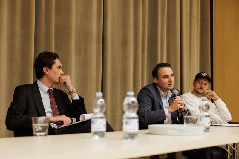 Podczas spotkania uczestnicy panelu podjęli dyskusję o relacjach pomiędzy współczesnym rozumieniem poprawności politycznej a granicami wolności słowa w kontekście humoru i satyry. Rozmawiano o tym, czy rosnąca wrażliwość społeczna i zmieniające się normy kulturowe ograniczają swobodę żartowania, czy raczej inspirują twórców do poszukiwania nowych form wyrazu. Wśród tematów pojawiły się również autocenzura, zjawisko tzw. „cancel culture” oraz rola komedii jako narzędzia krytyki społecznej. Panel był okazją do wymiany poglądów i refleksji nad tym, gdzie dziś przebiegają granice dobrego smaku i wolności artystycznej.