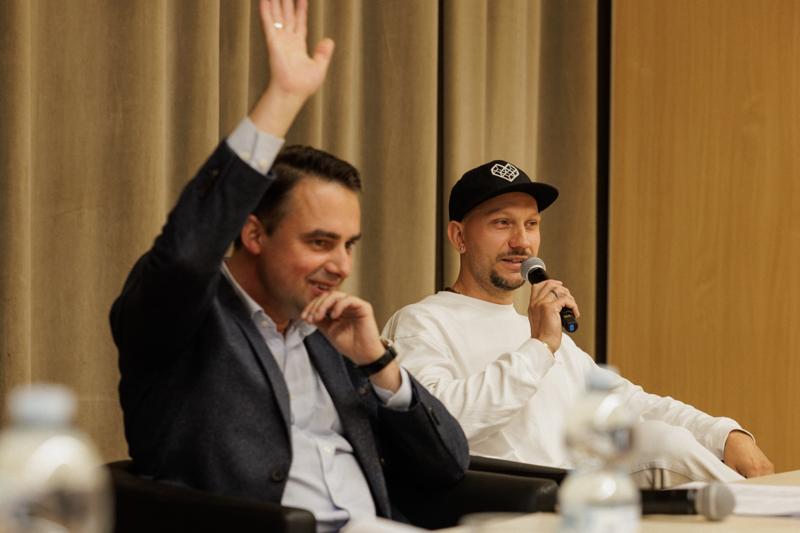 Podczas spotkania uczestnicy panelu podjęli dyskusję o relacjach pomiędzy współczesnym rozumieniem poprawności politycznej a granicami wolności słowa w kontekście humoru i satyry. Rozmawiano o tym, czy rosnąca wrażliwość społeczna i zmieniające się normy kulturowe ograniczają swobodę żartowania, czy raczej inspirują twórców do poszukiwania nowych form wyrazu. Wśród tematów pojawiły się również autocenzura, zjawisko tzw. „cancel culture” oraz rola komedii jako narzędzia krytyki społecznej. Panel był okazją do wymiany poglądów i refleksji nad tym, gdzie dziś przebiegają granice dobrego smaku i wolności artystycznej.