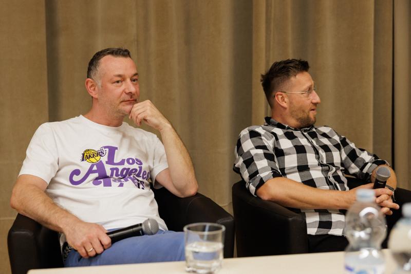 Podczas spotkania uczestnicy panelu podjęli dyskusję o relacjach pomiędzy współczesnym rozumieniem poprawności politycznej a granicami wolności słowa w kontekście humoru i satyry. Rozmawiano o tym, czy rosnąca wrażliwość społeczna i zmieniające się normy kulturowe ograniczają swobodę żartowania, czy raczej inspirują twórców do poszukiwania nowych form wyrazu. Wśród tematów pojawiły się również autocenzura, zjawisko tzw. „cancel culture” oraz rola komedii jako narzędzia krytyki społecznej. Panel był okazją do wymiany poglądów i refleksji nad tym, gdzie dziś przebiegają granice dobrego smaku i wolności artystycznej.