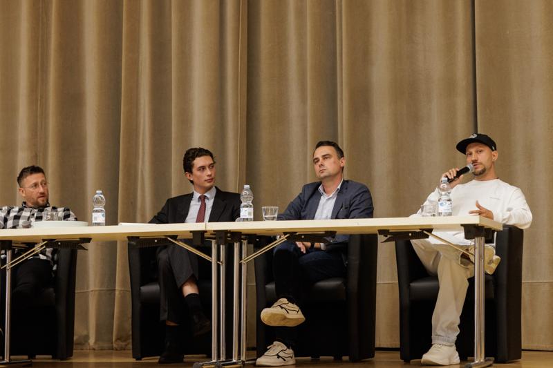 Podczas spotkania uczestnicy panelu podjęli dyskusję o relacjach pomiędzy współczesnym rozumieniem poprawności politycznej a granicami wolności słowa w kontekście humoru i satyry. Rozmawiano o tym, czy rosnąca wrażliwość społeczna i zmieniające się normy kulturowe ograniczają swobodę żartowania, czy raczej inspirują twórców do poszukiwania nowych form wyrazu. Wśród tematów pojawiły się również autocenzura, zjawisko tzw. „cancel culture” oraz rola komedii jako narzędzia krytyki społecznej. Panel był okazją do wymiany poglądów i refleksji nad tym, gdzie dziś przebiegają granice dobrego smaku i wolności artystycznej.