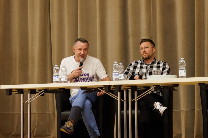 Podczas spotkania uczestnicy panelu podjęli dyskusję o relacjach pomiędzy współczesnym rozumieniem poprawności politycznej a granicami wolności słowa w kontekście humoru i satyry. Rozmawiano o tym, czy rosnąca wrażliwość społeczna i zmieniające się normy kulturowe ograniczają swobodę żartowania, czy raczej inspirują twórców do poszukiwania nowych form wyrazu. Wśród tematów pojawiły się również autocenzura, zjawisko tzw. „cancel culture” oraz rola komedii jako narzędzia krytyki społecznej. Panel był okazją do wymiany poglądów i refleksji nad tym, gdzie dziś przebiegają granice dobrego smaku i wolności artystycznej.
