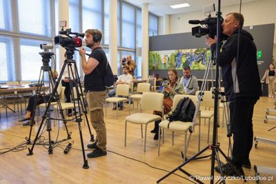 Uczestnicy konferencji prasowej zapowiadającej II Święto Produktu Regionalnego Powiatu Nowosolskiego